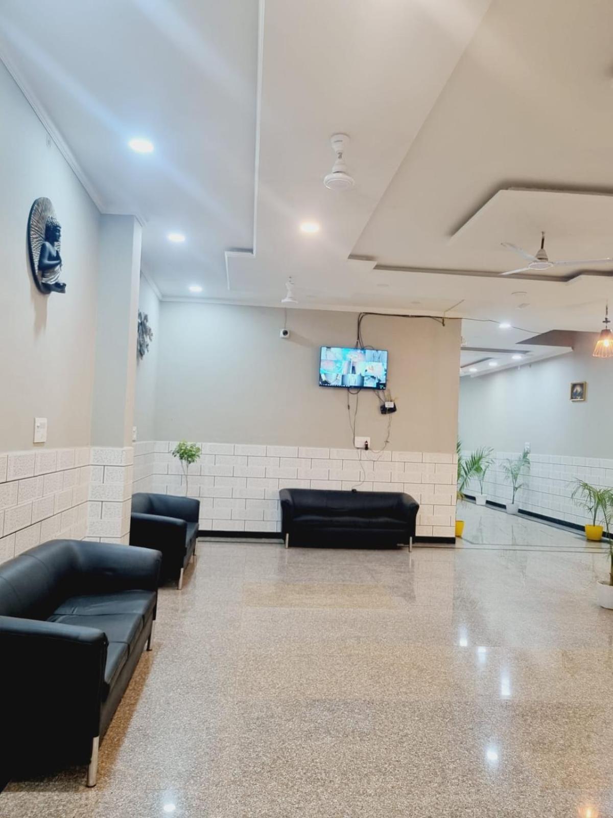 Hotel Solitaire Tower - Top Rated Area- In House Parking Vrindāvan Exterior foto